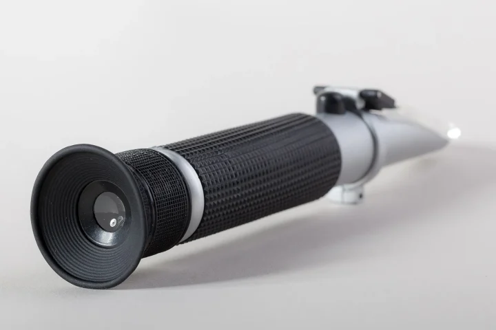 Handheld refractometer, the tool used to measure aquarium salinity